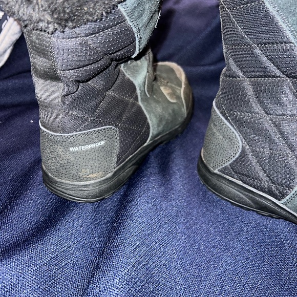 Columbia women size 6 1/2 worn but in good condition - Picture 3 of 6